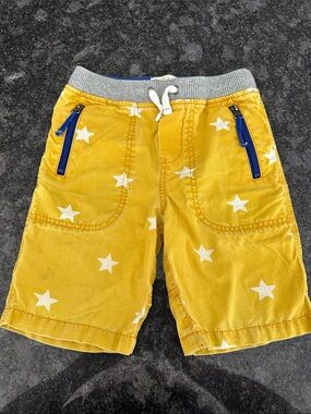 Mini Boden Yellow and White Star Shorts Size 6/116cm